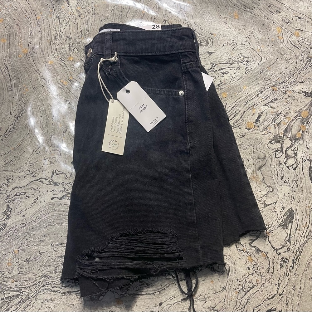 New Women’s black denim Jean 
shorts size 27
Mom shorts 
 
Brand is Forever 21 - Picture 5 of 5